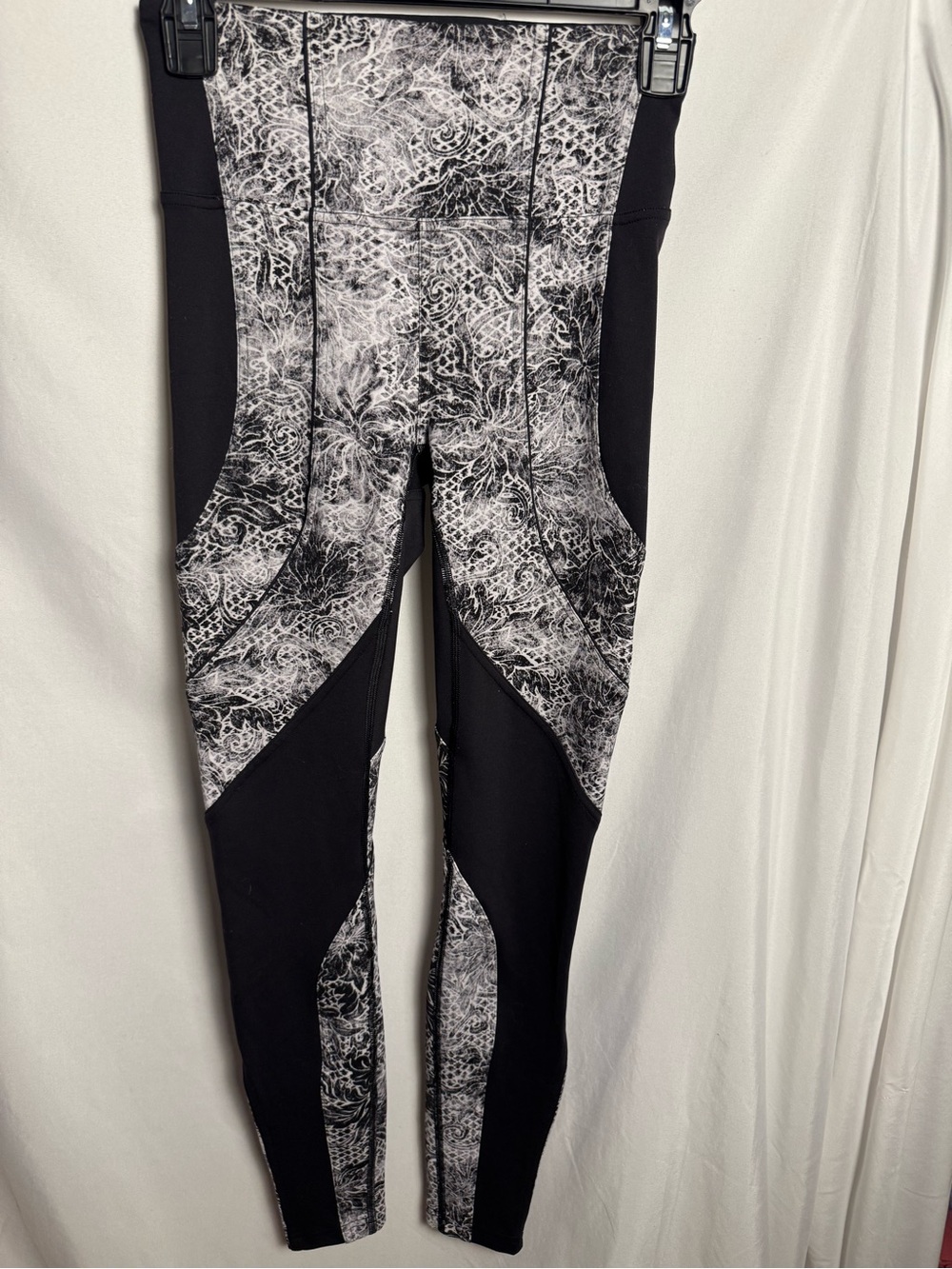 Lululemon Sweat & Repeat Tight 28” Serigraph Starlight Black Multi 4 EUC